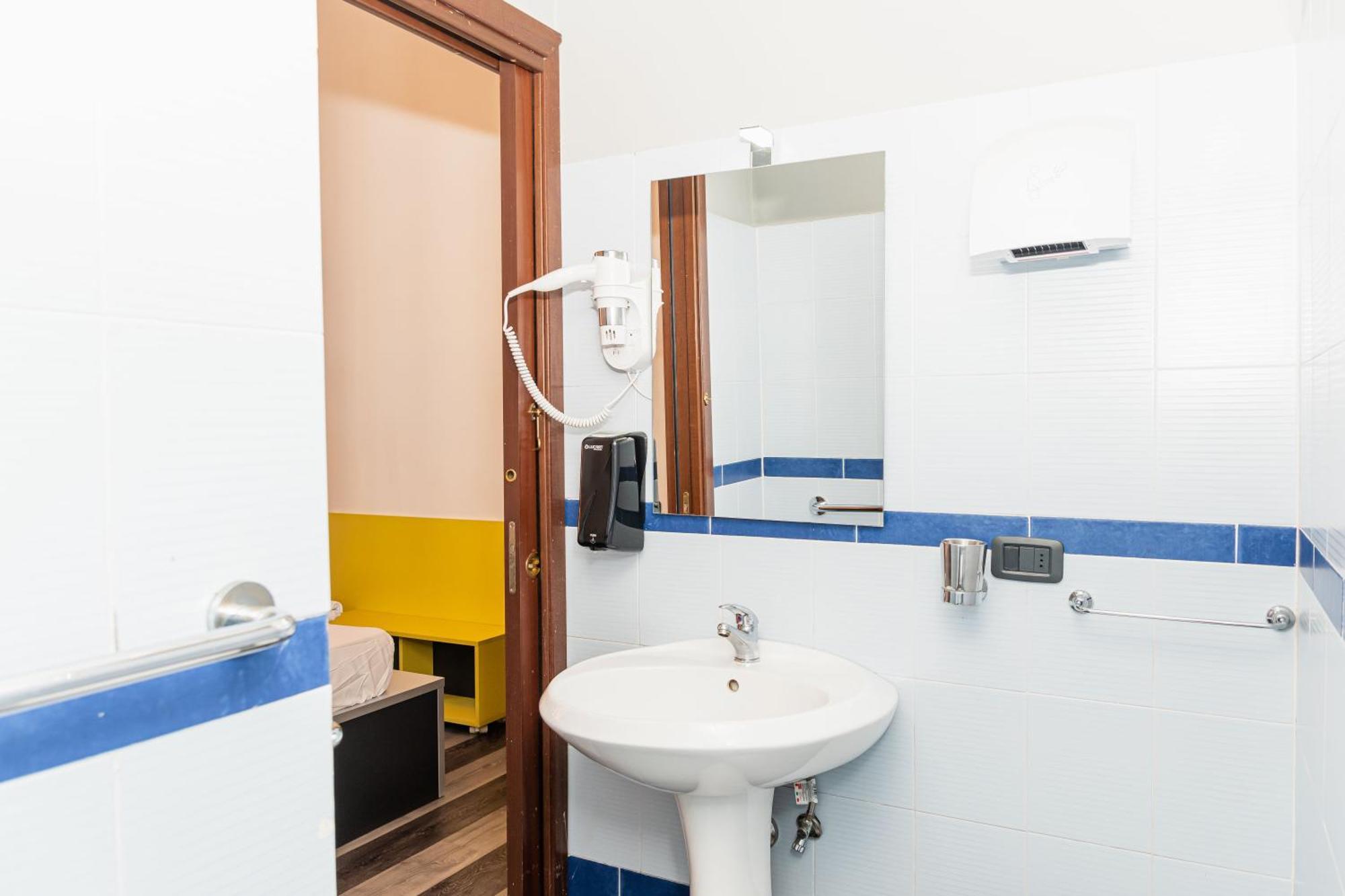 Hostel Free Rom